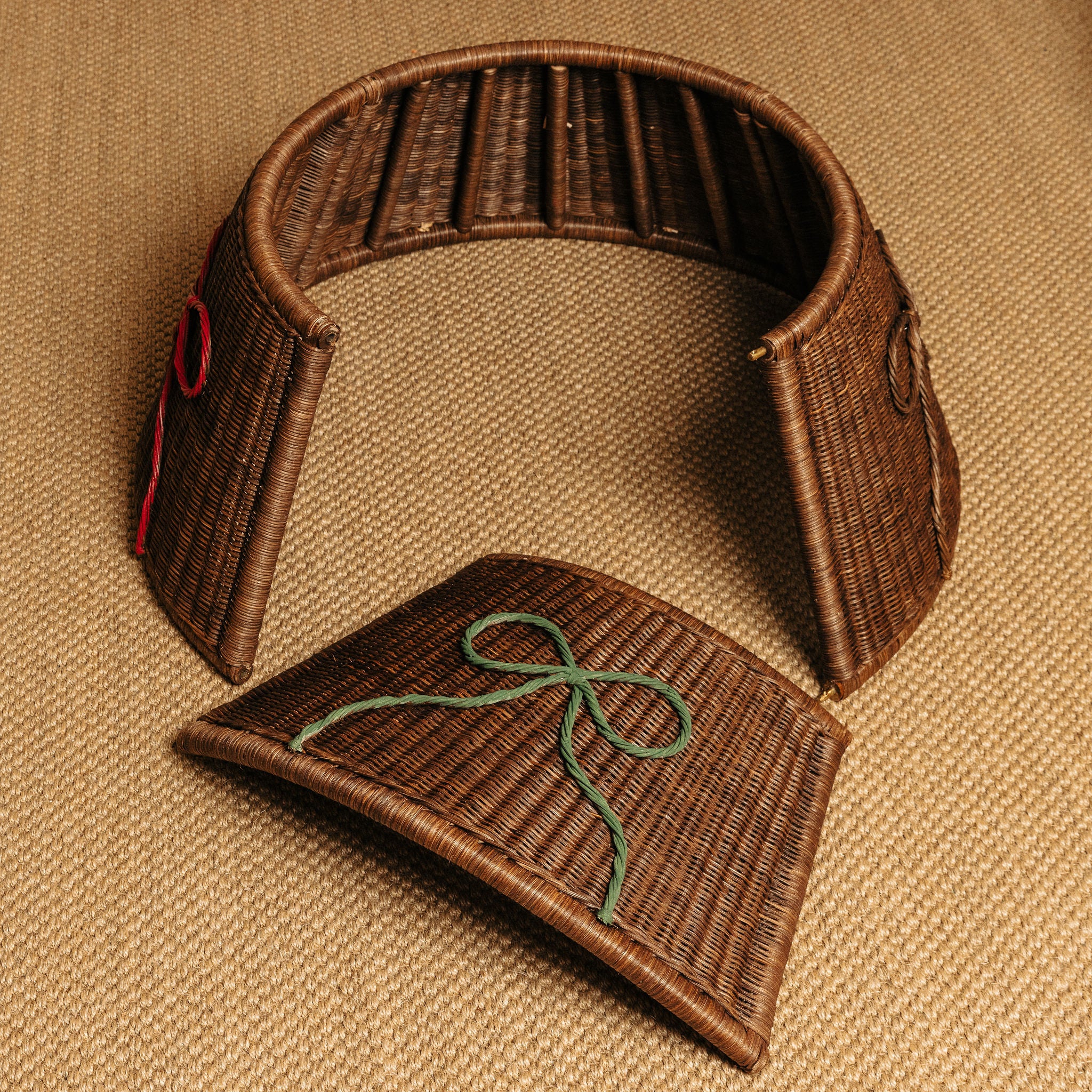 Bow-rattan-christmas-tree-skirt-four-parts-close-up
