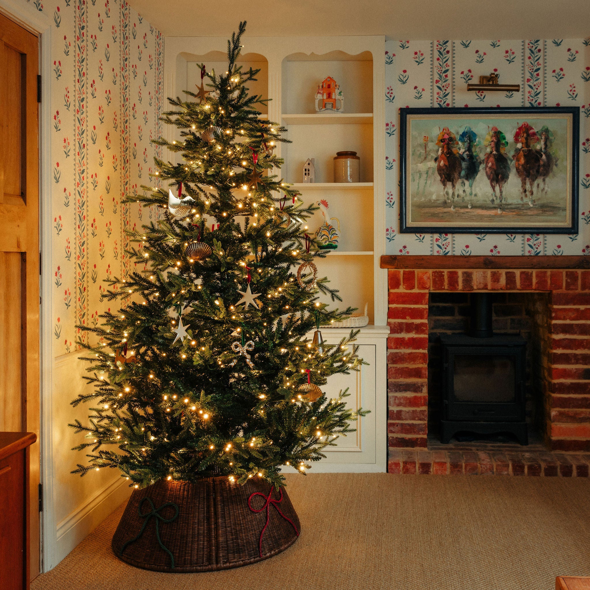 Bow-rattan-christmas-tree-skirt-lifestyle