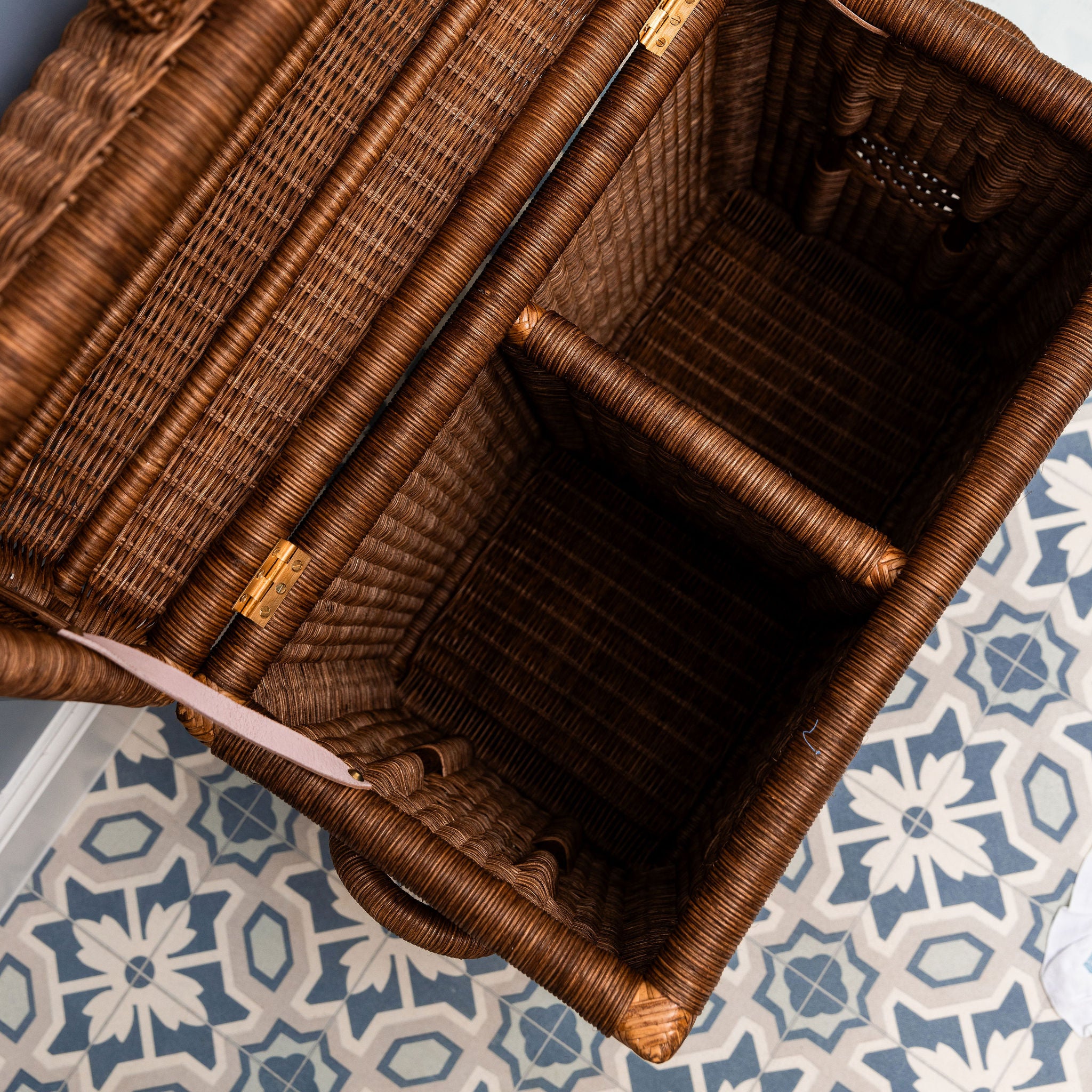 Chest-laundry-basket-teak-inside-view