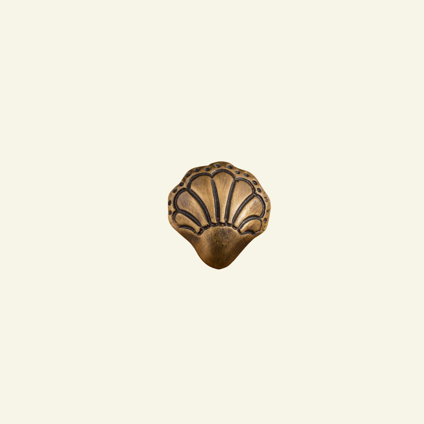 Chunky-shell-knob-antique-brass