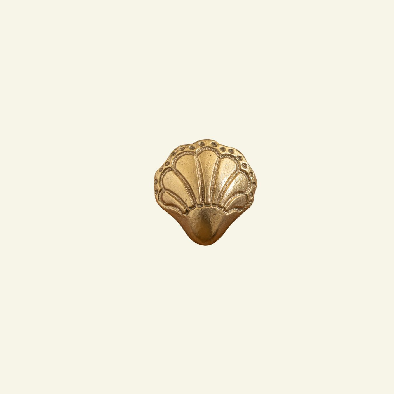 Chunky-shell-knob-lacquered-brass