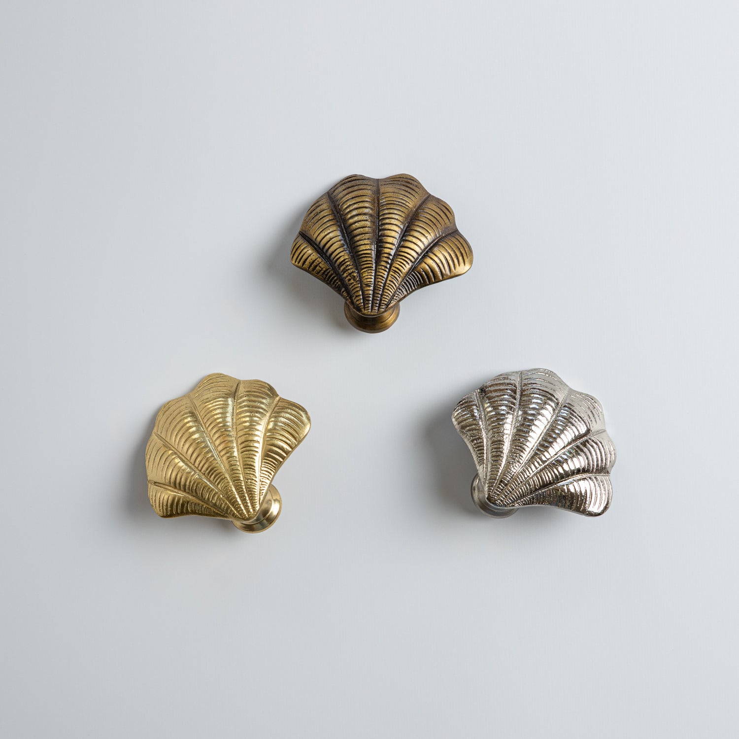 Curved-shell-knob-lacquered-brass-all-finishes