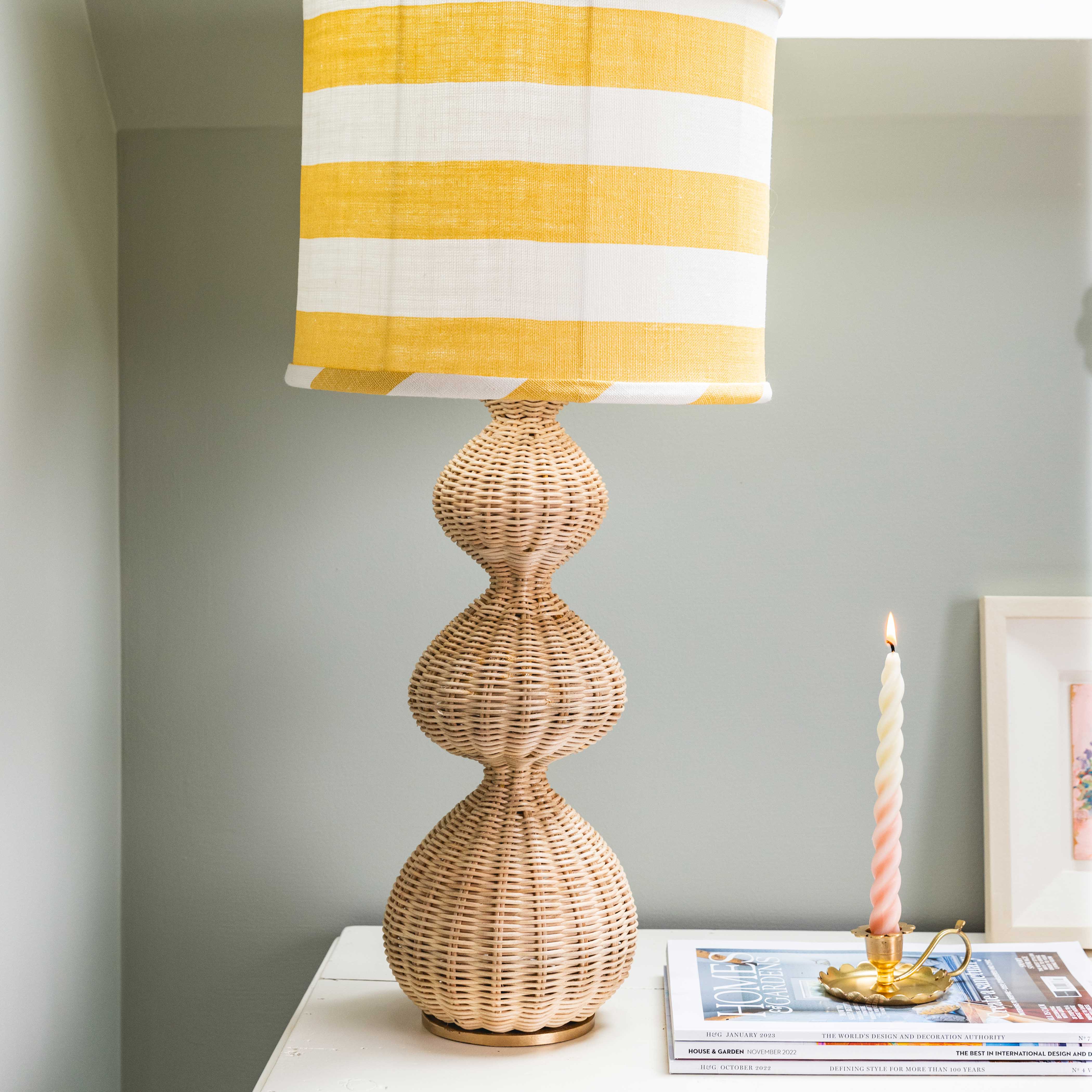FAEDRA-RATTAN-BRASS-TABLE-LAMP