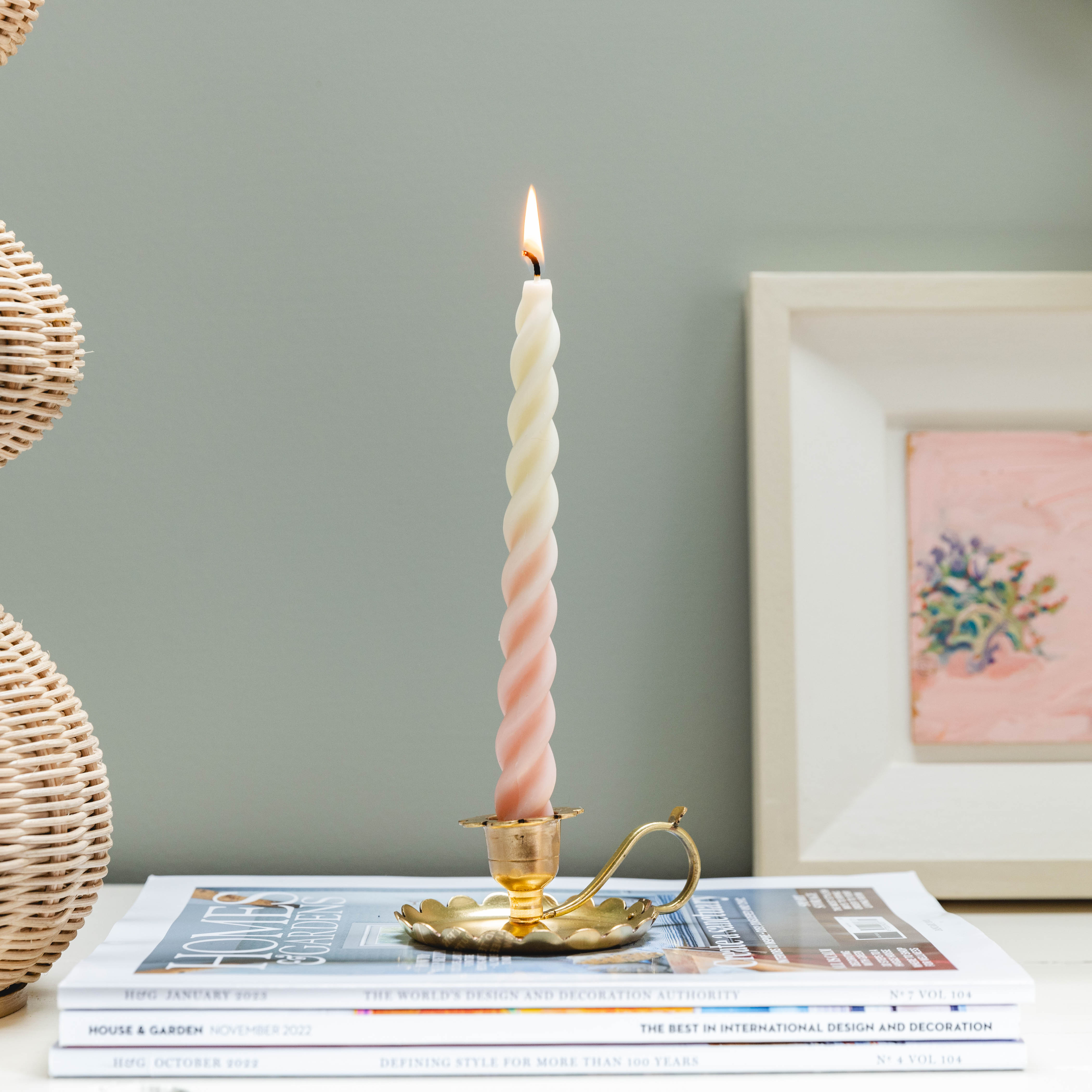 SCALLOPED-BRASS-CANDLE-HOLDER-WITH-CANDLE