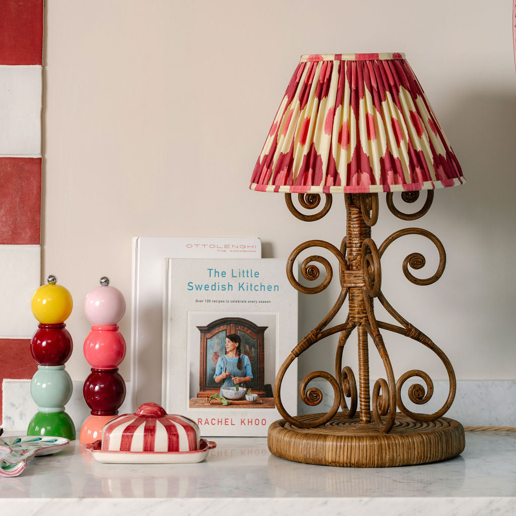 Retro-rattan-lamp-base-with-lampshade

