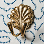 SHELL-WALL-HOOK-DOUBLE-NATURAL-CLOSEUP