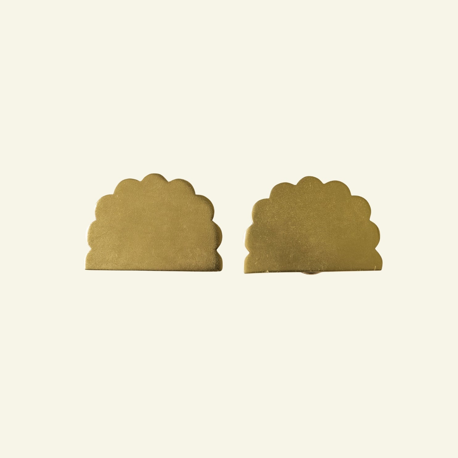 Scallop-knobs-Lacquered-brass-no-background