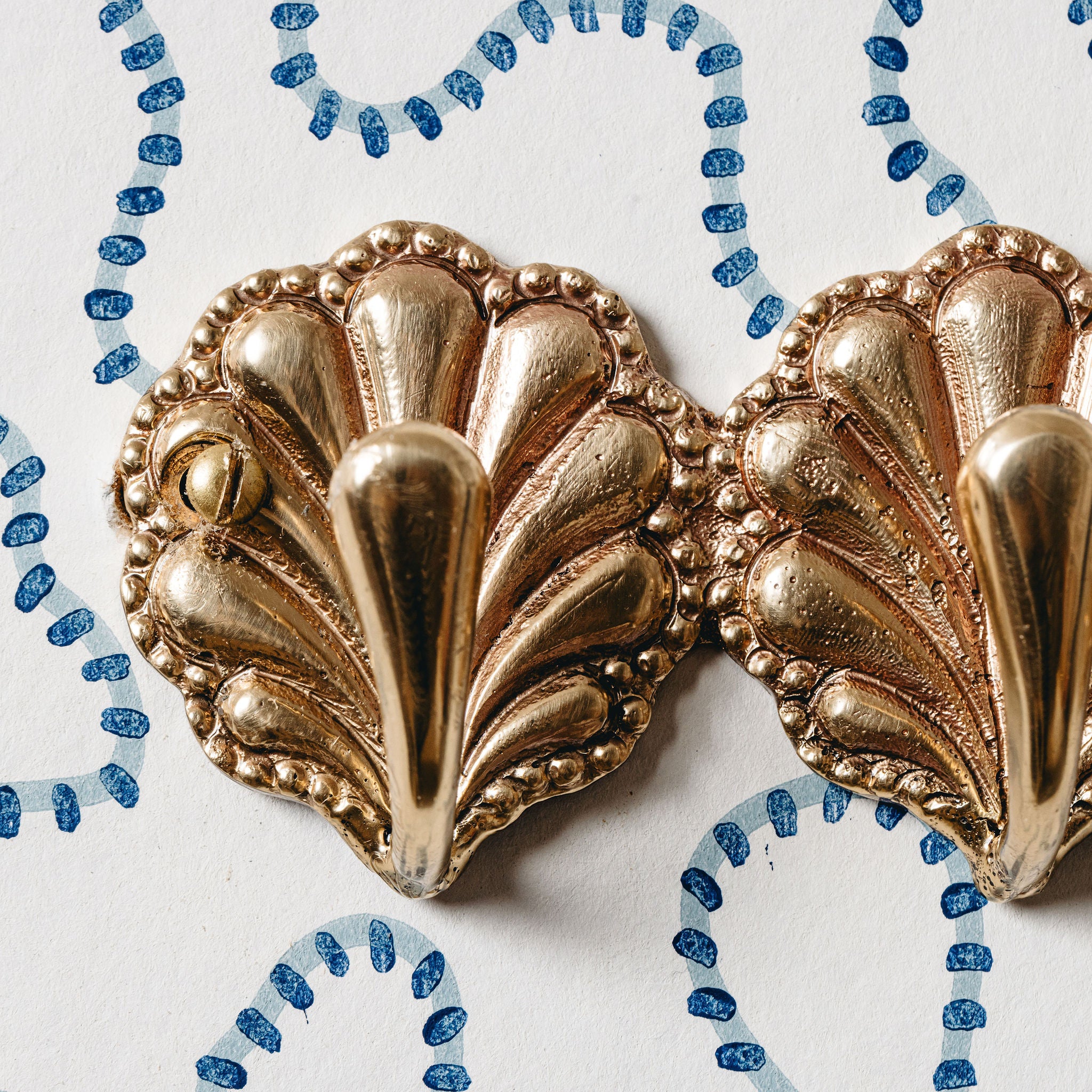 Shell-coat-rack-side-image-close-up