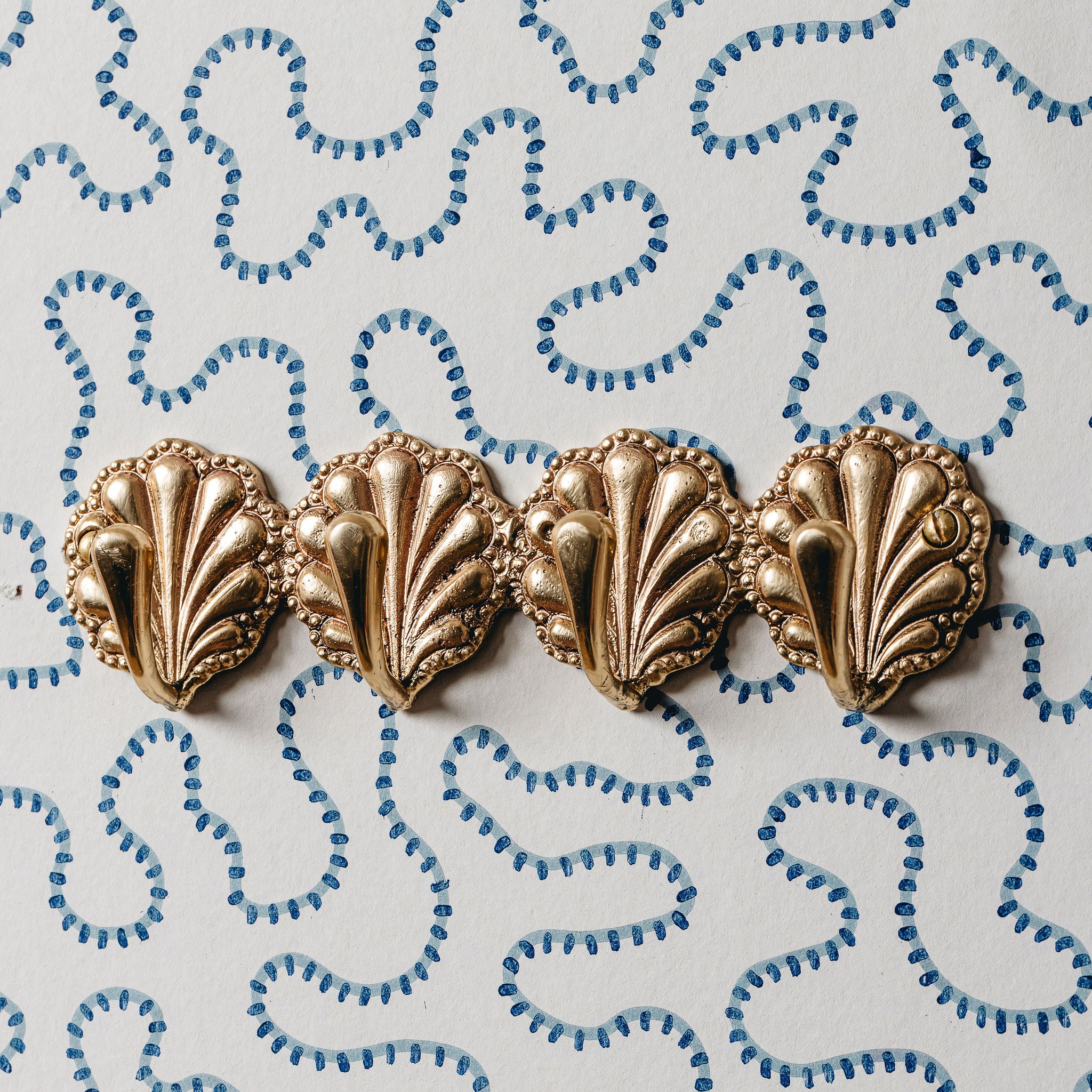 Shell-coat-rack-side-image