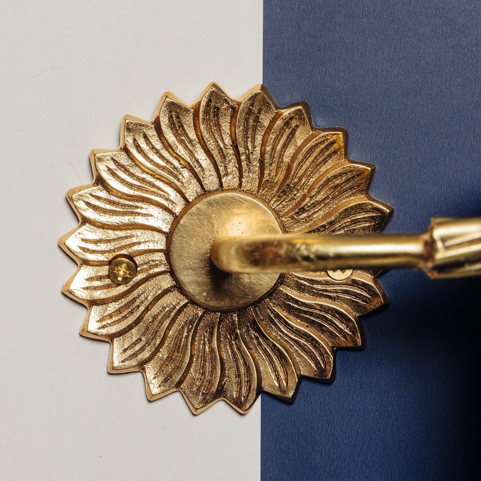 Sun-rass-towel-rack-close-up