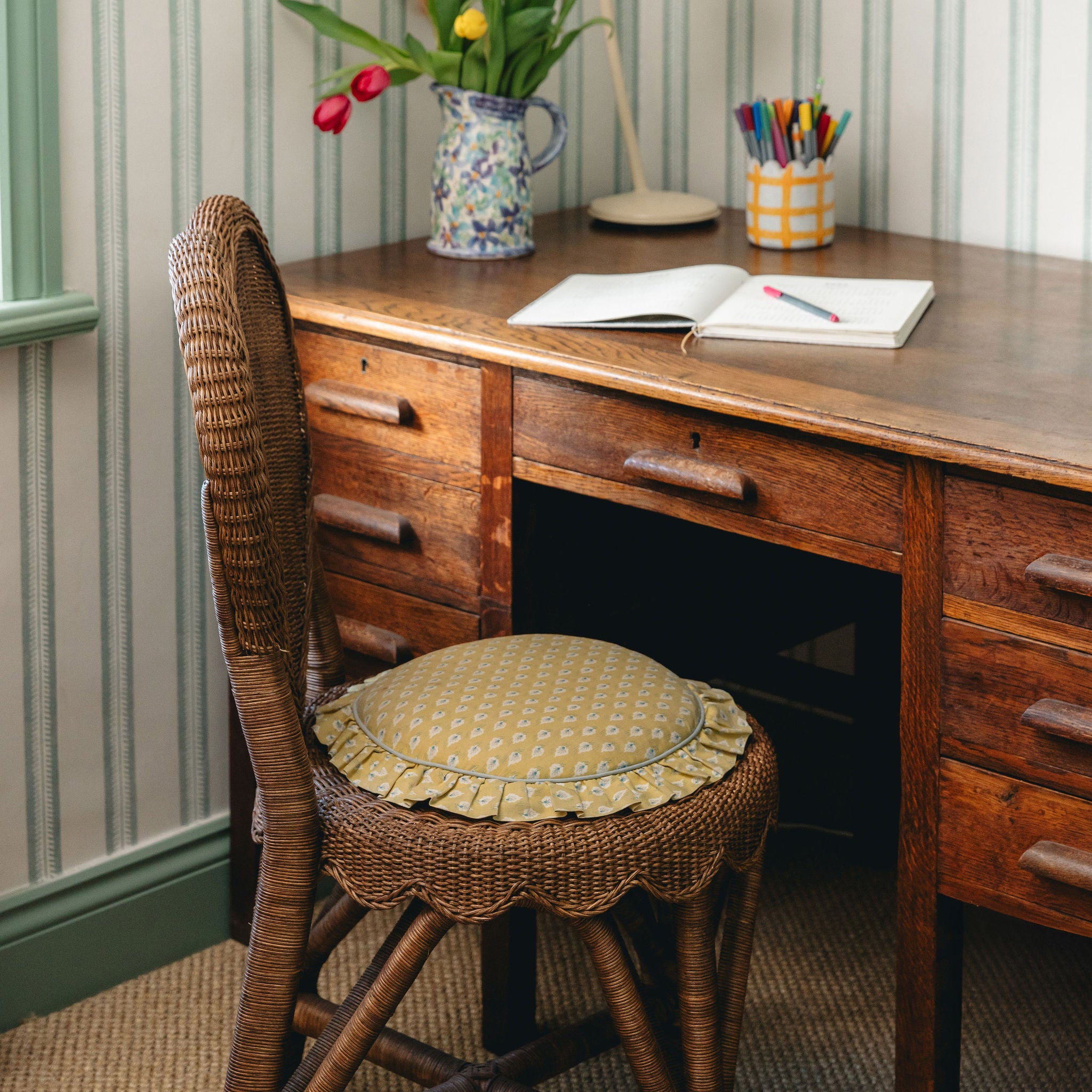 The-heart-chair-in-a-office-side-image