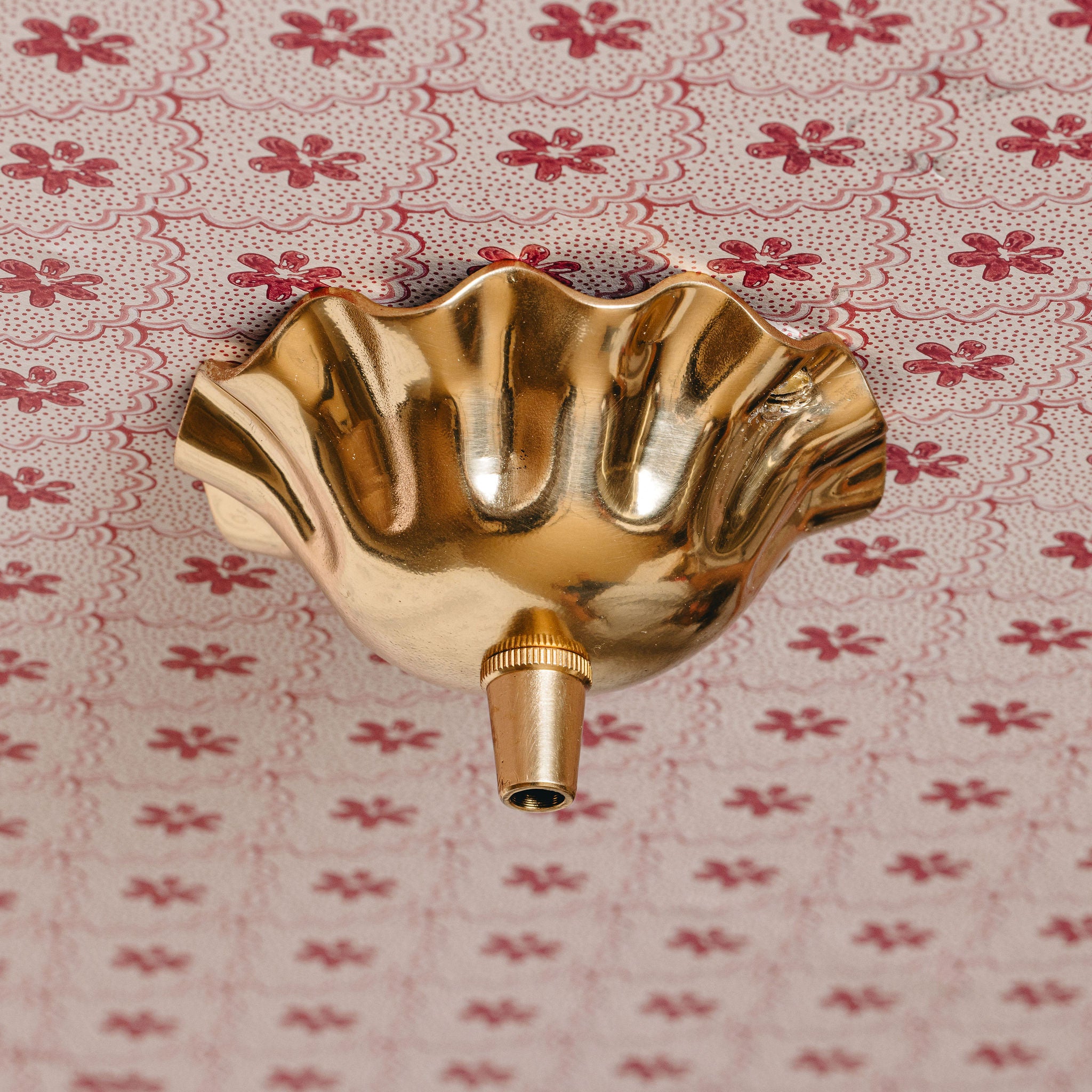 Wavy-ceiling-rose-side-image