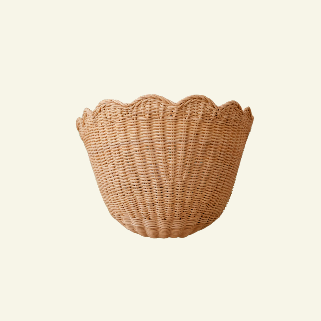 Scalloped-rattan-wall-light-small-natural