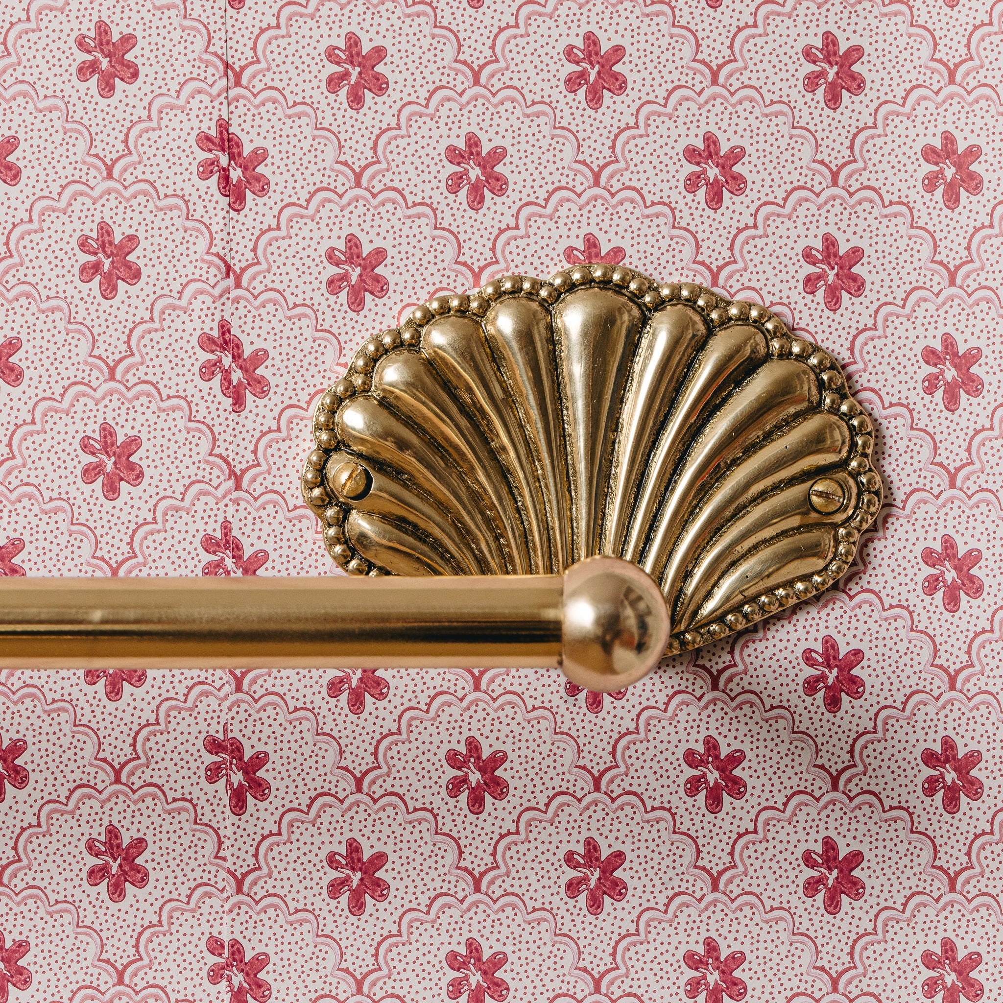 shell-brass-towel-rack-close-up-image