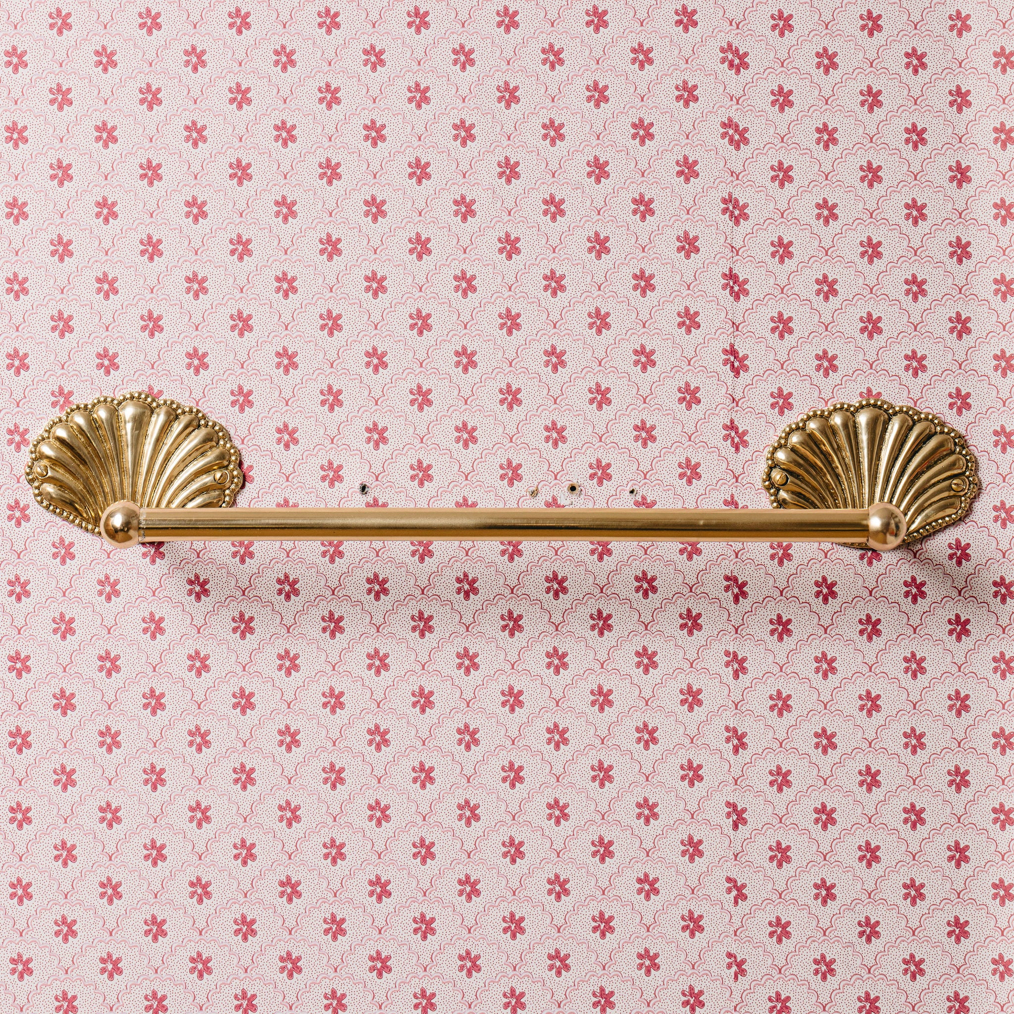 shell-brass-towel-rack-front-on-image