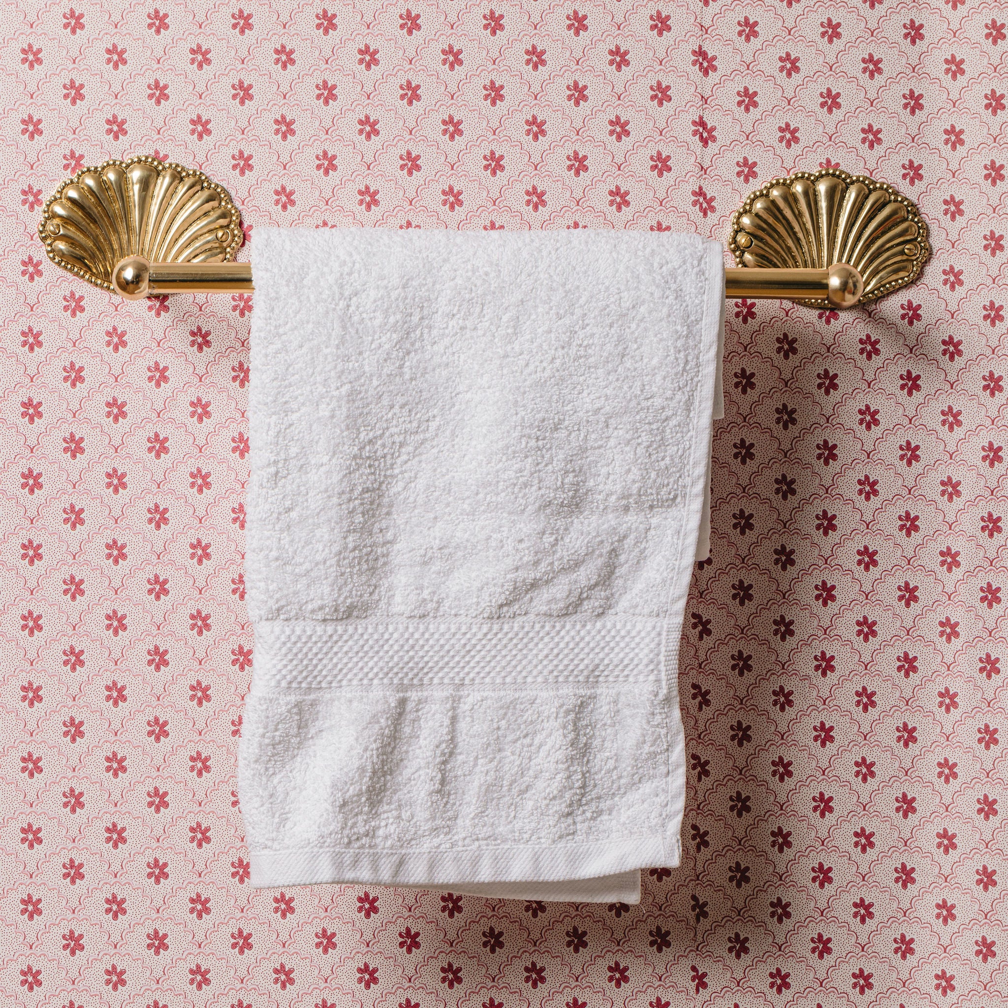 shell-brass-towel-rack-with-a-towel